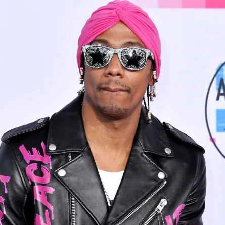 نيك كانون يعتمر التربان في حفل جوائز AMA 2017