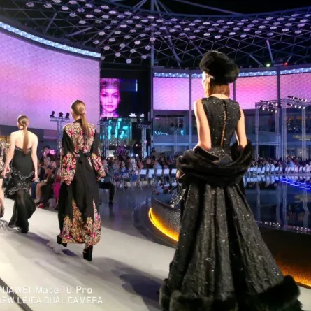 هاتف ذكي يخطف الأضواء خلال فعالية متخصصة بالأزياء