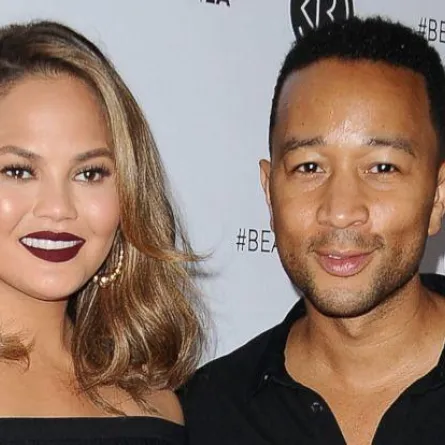 بالفيديو: جون لجند ينتظر طفله الثاني من كريسي تيغن