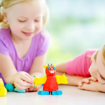 صور.. عرفي طفلك على الحيوانات والطيور من خلال الصلصال