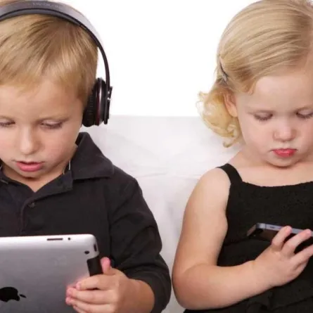 لسلامة أطفالكم.. 90 دقيقة فقط تكفي على الأجهزة الإلكترونية