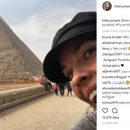 هيلاري سوانك تنشر صورتها مع الأهرامات والجمهور العربي يحييها