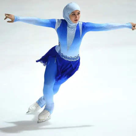 زهراء لاري.. أول محجبة متزلجة فنية على الجليد في العالم