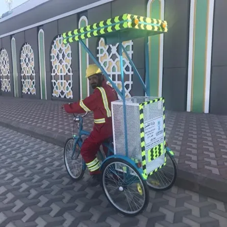 دراجات هوائية توزع على عمال النظافة في المدينة