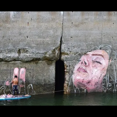 فيديو.. أغرب طريقة رسم بالمد والجزر يمكن أن تراها 