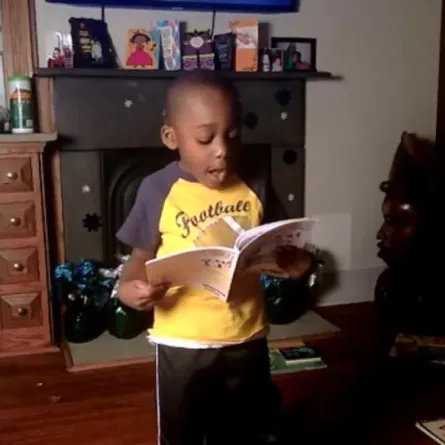 طفل عبقري عمره 4 أعوام ويقرأ 100 كتاب في يوم