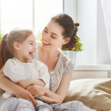 نصائح للتعامل مع تعلق الطفل الزائد بالأم