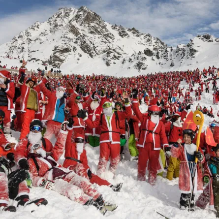 2000 بابا نويل يتزلجون على جبال الألب