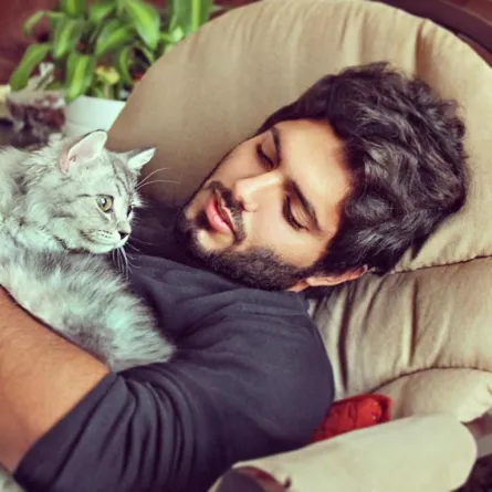 بالفيديو: الأيفون الجديد يثبت أن هذا الفنان شبيه بدر آل زيدان