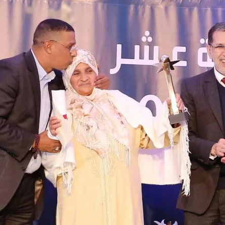 مصور صحفي يصبح حديث الكواليس في حفل جائزة الصحافة المغربية