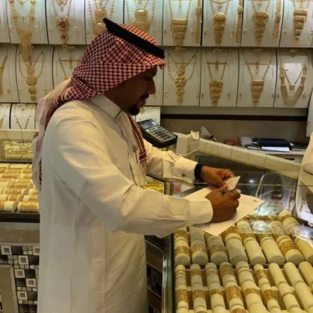 "العمل" تتوعد محلات الذهب بالملاحقة
