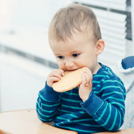 ما هي مخاطر تقديم البسكويت للطفل؟