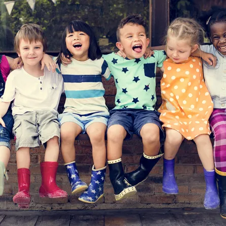 كيف تعلمين طفلك تكوين صداقات جديدة؟