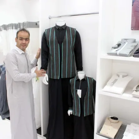 المصمم السعودي أيمن الرابغي :تصميم أزياء الرجل أصعب من تصميم أزياء المرأة