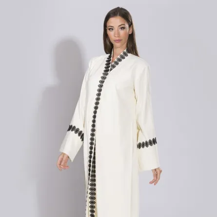 عبايات وجلابيات بيضاء لتتألقي في العام الجديد