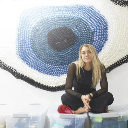 بالصور.. راقصة أمريكية تنقل فن «الكروشيه» إلى الشارع!