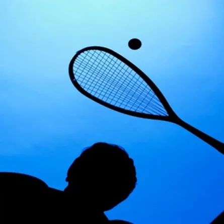 انطلاق أول بطولة دولية للإسكواش في المملكة بمشاركة أول لاعبة سعودية