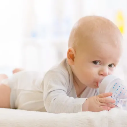 إعطاء الرضيع الماء يهدد حياته