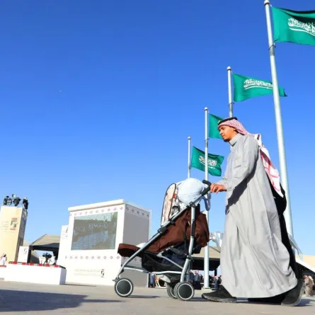 توزيع مميز لـ 24 علماً للسعودية في سماء الدهناء