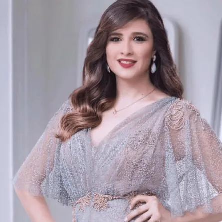 ياسمين عبد العزيز أنيقة بالرغم من قوامها الممتلئ