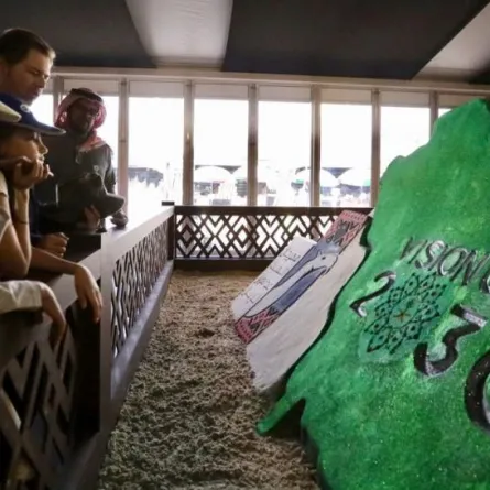 مهرجان الإبل يبهر زواره بفن النحت على الرمال