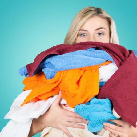  دليل التدبير المنزلي في تنظيف بقع طلاء الأظافر