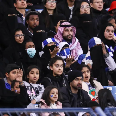 بالصور.. السعوديات في مدرجات ملعب الملك فهد الدولي في الرياض