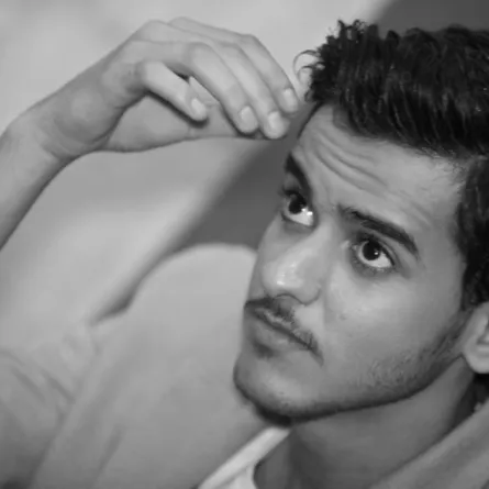 الفنان عايض يطرح "ثمان الآم" بألحان مختلفة