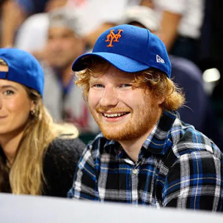 إيد شيران يعلن خطوبته من صديقة الطفولة!