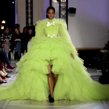 أزياء جريئة في اليوم الأول من أسبوع الموضة في باريس