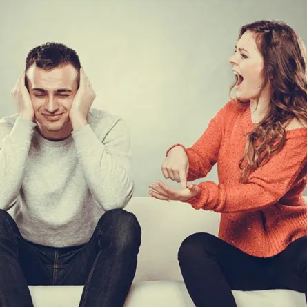 رفع الصوت أثناء الغضب يزيد احتمالية الجلطة القلبية