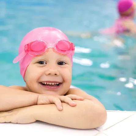 نصائح هامة لحماية الطفل قبل وبعد الدخول إلى حمام السباحة