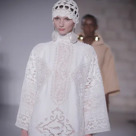 موديلات قفاطين من أسبوع باريس للأزياء الراقية