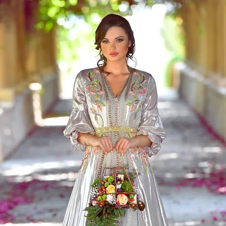 عبايات وجلابيات بألوان ربيعية منعشة