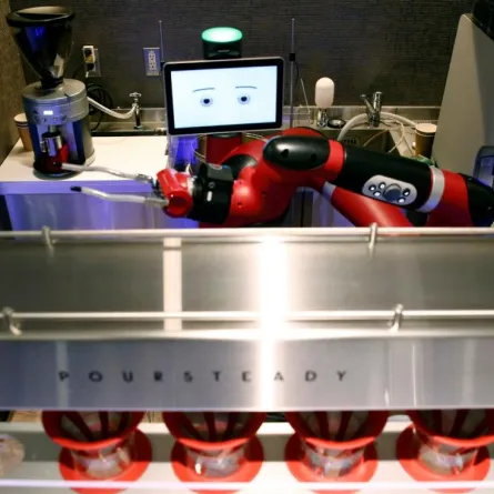 بالصور.. مقهى ياباني يستخدم «روبوت» في صناعة القهوة