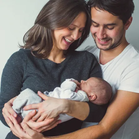 لماذا يتوقف الأطفال عن البكاء عند حملهم؟