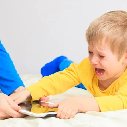 كيف تقللين من تعلق طفلكِ بالأجهزة اللوحية؟