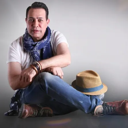 لأول مرة: المطرب حكيم يجهز لمفاجأة فنية مع ولديه عمر وعلي ويطلب من الجمهور "اكتشافها"