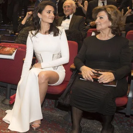 بينيلوبي كروز ساحرة بفستان أبيض من Versace