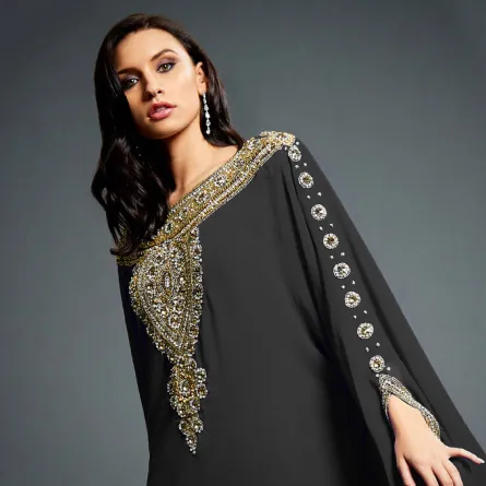 عبايات وجلابيات بالأسود والذهبي للمناسبات الرسمية