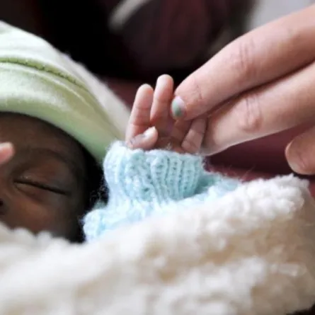 رضيعة تفارق الحياة نتيجة تعرضها إلى تماس كهربائي