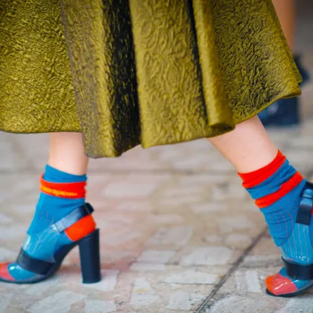 موضة الجوارب مع الصنادل بين المؤيد والمعارض