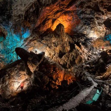 صور «سلفي» جريئة في متاهة من الكهوف