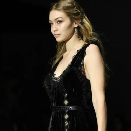 جيجي حديد وملابس النوم تسيطران على منصات عروض نيويورك