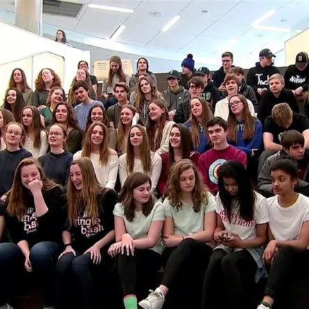 بالصور.. مدرسة أمريكية تدخل «غينيس» بأكبر عدد من التوائم