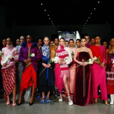 فساتين سهرة براقة ومعاطف فرو في رابع أيام أسبوع الموضة في نيويورك