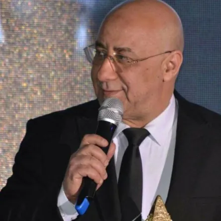 الشاعر بهاء الدين محمد يهاجم برامج المسابقات الفنية: المواهب أكثر تمكناً من لجنة التحكيم!