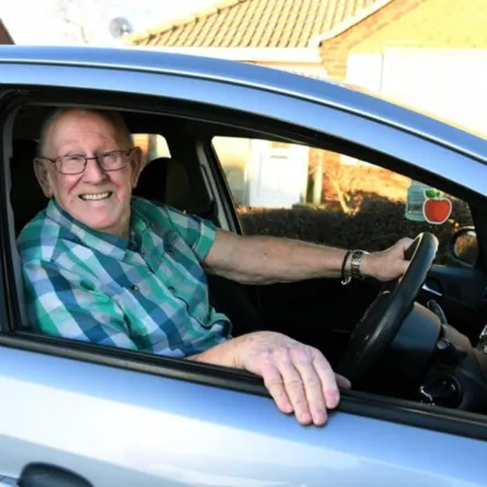 تعلم القيادة في الـ 79.. «لعيون» زوجته!