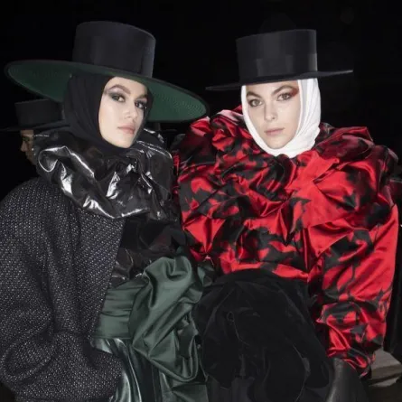 "غطاء الرأس بأسلوب الحجاب" يخطف الأنظار في مجموعة مارك جيكوبس لخريف 2018