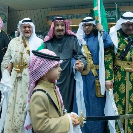 الملك سلمان يشارك بالعرضة السعودية في مهرجان الجنادرية